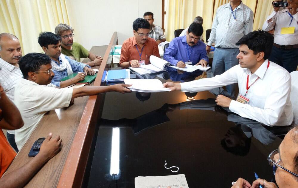 Leader of the Aam Aadmi Party (AAP), Arvind Kejriwal while filing his nomination in Varanasi. Agency : Iamin DNAofIndia