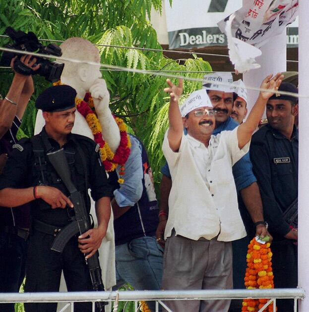 AAP convener Arvind Kejariwal releases a pigeon at a roadshow before filing his nomination papers in Varansi.