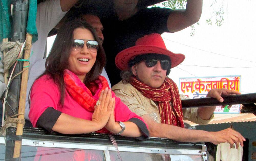 Actress Mahima Chaudhary campaigns for Amar Singh`s Lok Dal candidate from Fatehpur Sikri.