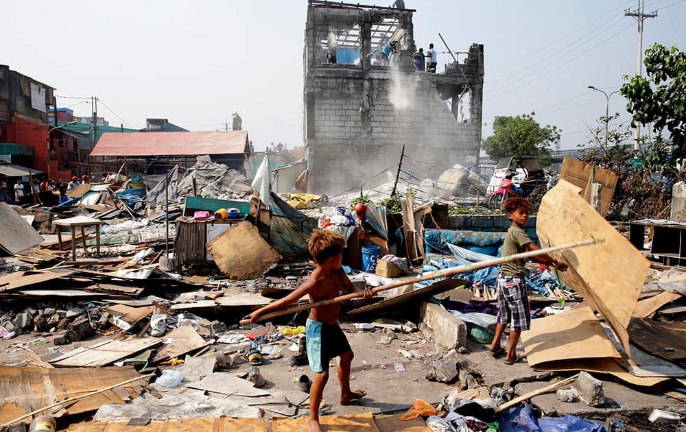 Demolition crew tear down the shanties of informal settlers as the moratorium expires on Monday, at Manila`s Tondo district in Manila, Philippines. 