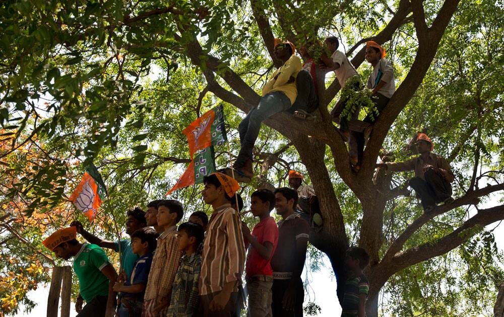 Indian villagers listen to India`s main opposition Bharatiya Janata Party (BJP) candidate Smriti Irani at an election rally in Amethi, India.