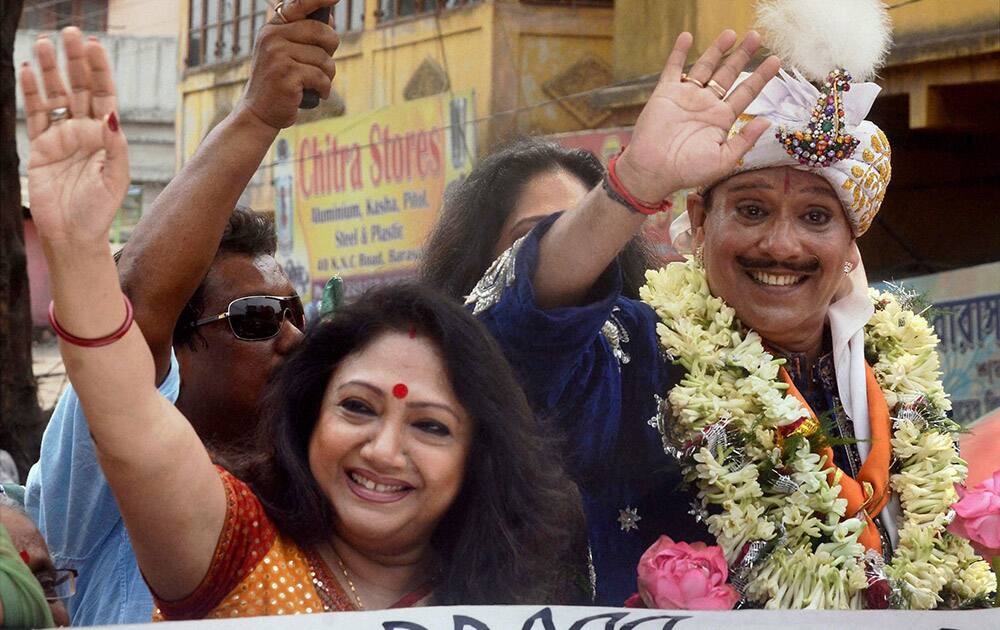 Magician & BJP candidate PC Sorcar along with his wife Joyshree on the way to file his nomination papers in Barasat in North 24 Parganas.