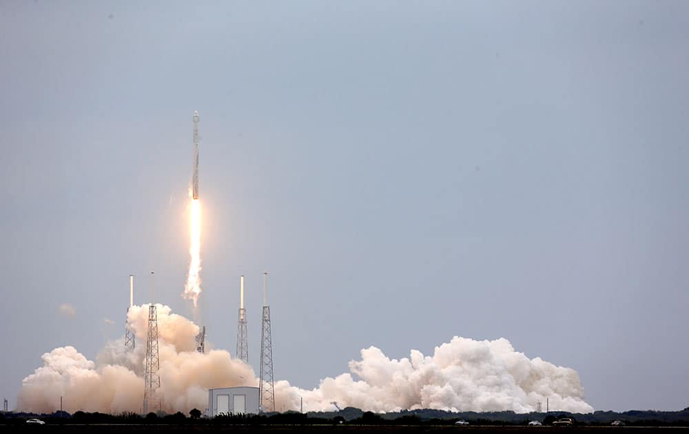 A SpaceX rocket Dargon cargo ship lifts off from launch complex 40 at the Cape Canaveral Air Force Station in Cape Canaveral, Fla.