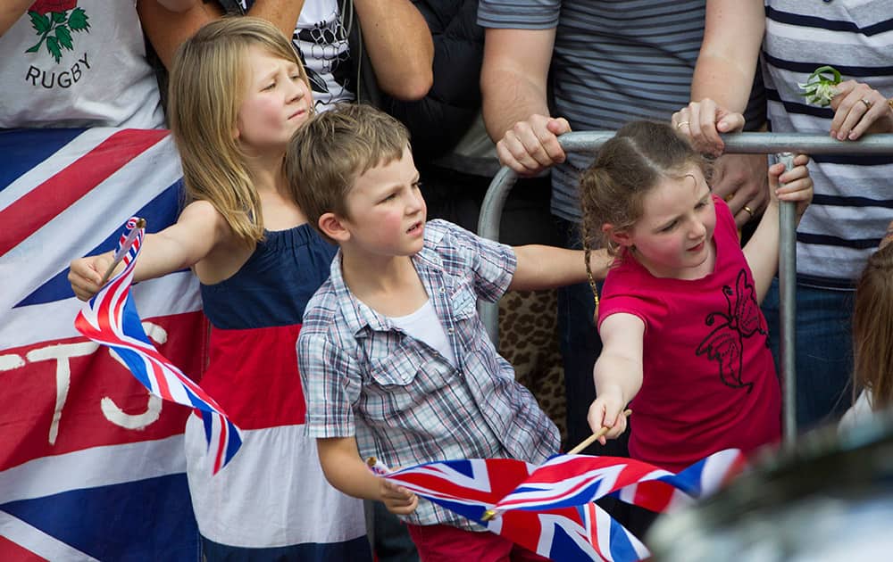 Young members of the public strain to see the Duke and Duchess of Cambridge on their visit to Cambridge to place two roses on the War Memorial in New Zealand.