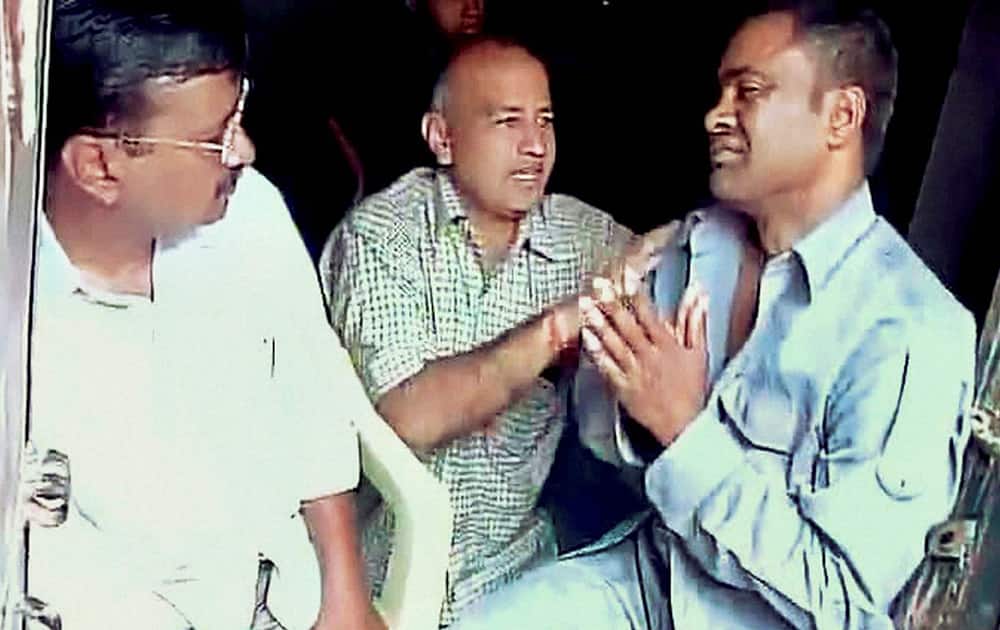 Arvind Kejriwal along with Manish Sisodia, meets the auto-rickshaw driver Lali who slapped him while he was campaigning.