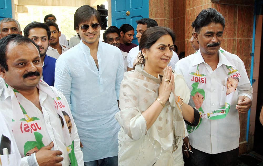 Actor Vivek Oberoi during an election campaign for his mother-in-law and JD(S) Bangalore Central candidate Nandini Alva in Bengaluru.