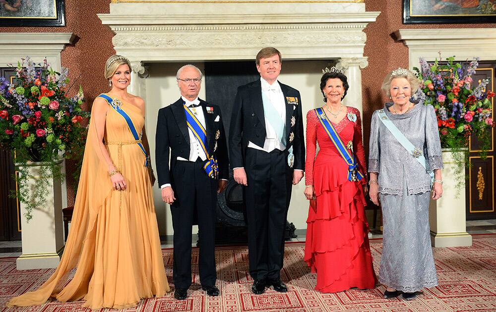 Sweden`s King Carl Gustaf, second left and Queen Silvia, second right, Dutch King Willem Alexander, center, Queen Maxima, left, and Princess Beatrix, right, pose for photographers at the royal palace, in Amsterdam, Netherlands.