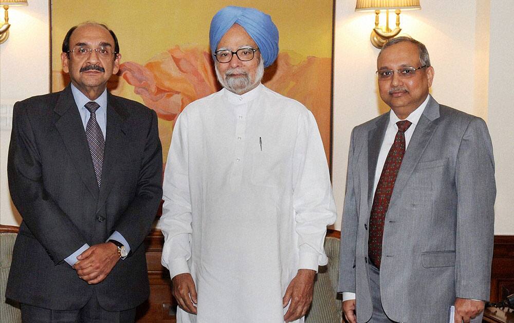 Prime Minister Manmohan Singh with new CII President Ajay Shriram (L) during a meeting in New Delhi.