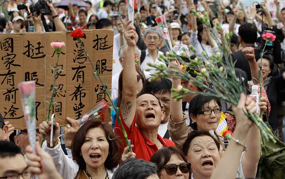 Demonstrators with a sign that reads `supporting the trade pact with China is good for Taiwan`s future` rally to ask the opposing students occupying the legislature to retreat and return the government building to its normal working schedule in Taipei, Taiwan.