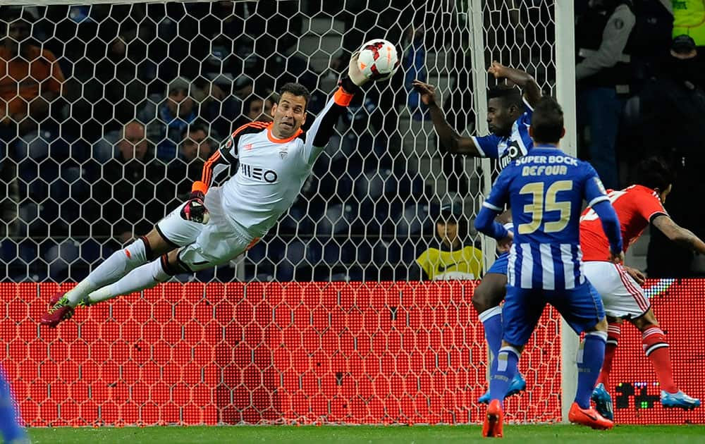 FC Porto`s Silvestre Varela, back right, fails to score past Benfica`s goalkeeper Artur Moraes, from Brazil, in a Portugal Cup Semi-final, first leg soccer match at the Dragao stadium in Porto, Portugal.