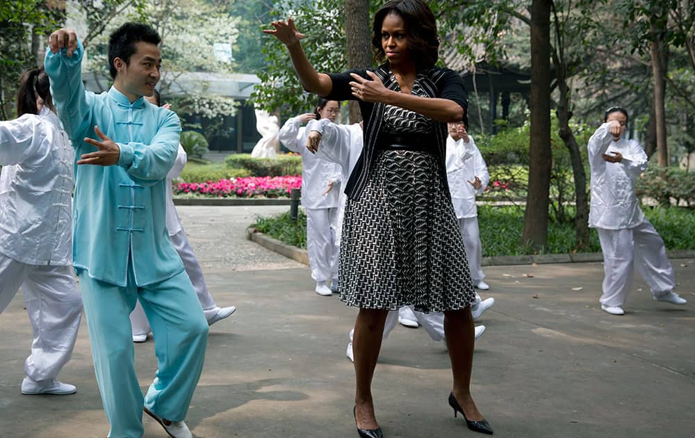 US first lady Michelle Obama practices tai chi with students at Chengdu No.7 High School in Chengdu in southwest China`s Sichuan province.
