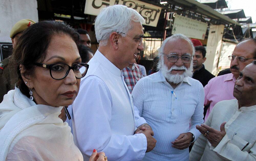 External Affairs Minister Salman Khurshid with Rahul Singh (3rd R) son of the eminent writer Khushwant Singh at cremation ground in New Delhi.