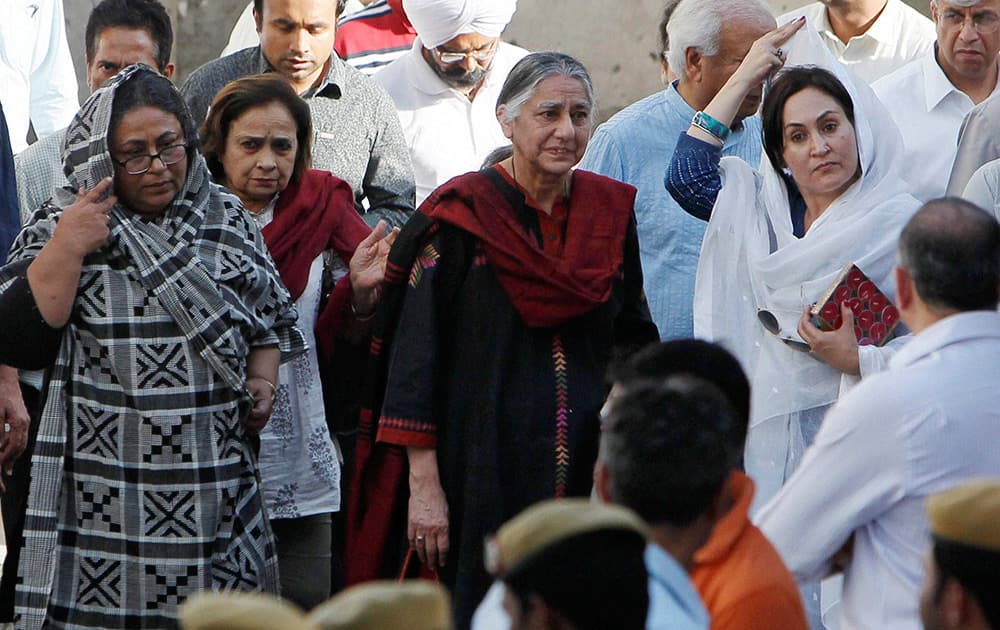 Mala Singh (2nd R) with other friends and relatives at the cremation of her father eminent writer Khushwant Singh in New Delhi .