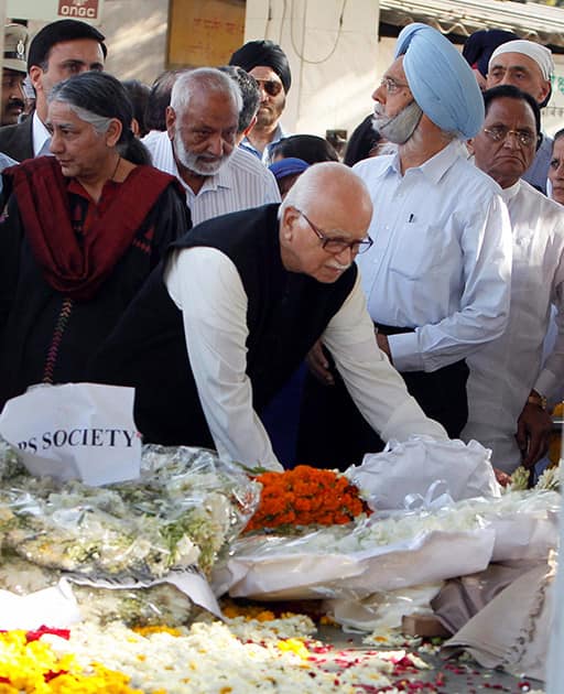 L K Advani pays last respect to eminent writer Khushwant Singh at cremation ground in New Delhi.