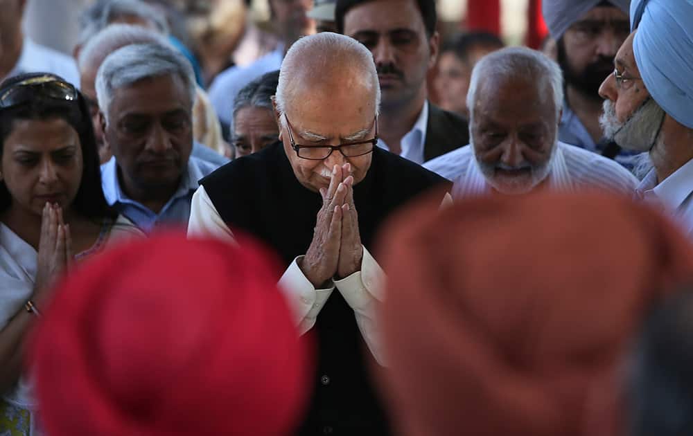 Bharatiya Janata Party (BJP) senior leader Lal Krishna Advani, pays tributes to Khushwant Singh during his cremation in New Delhi.