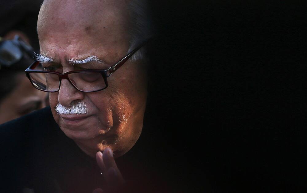 Bharatiya Janata Party (BJP) senior leader Lal Krishna Advani, pays tributes to Khushwant Singh during his cremation in New Delhi.