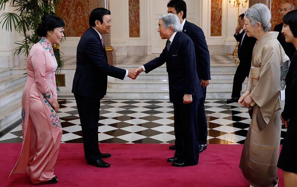 Vietnamese President Truong Tan Sang, second left, and his wife Mai Thi Hanh, left, meet Japan`s Emperor Akihito, center, and Empress Michiko during a farewell call by Japan`s royal couple at the Akasaka Palace State Guest House in Tokyo.