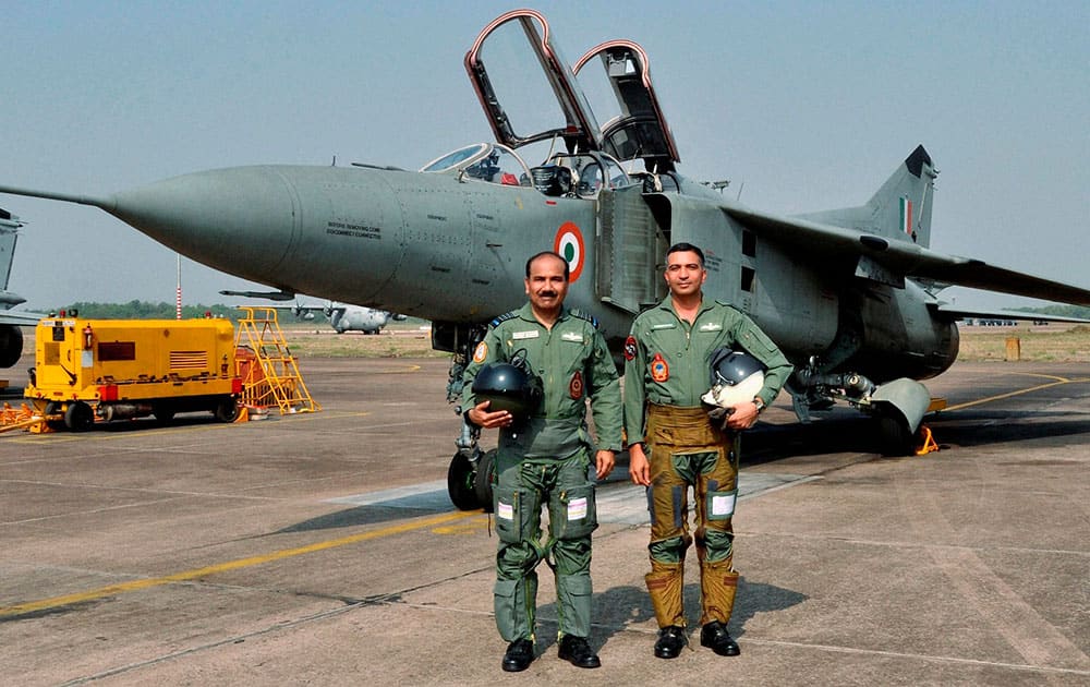 Chief of the Air Staff, Air Chief Marshal Arup Raha (L) after a sortie with MiG 27 aircraft at Kalaikunda airbase near Kharagpur.