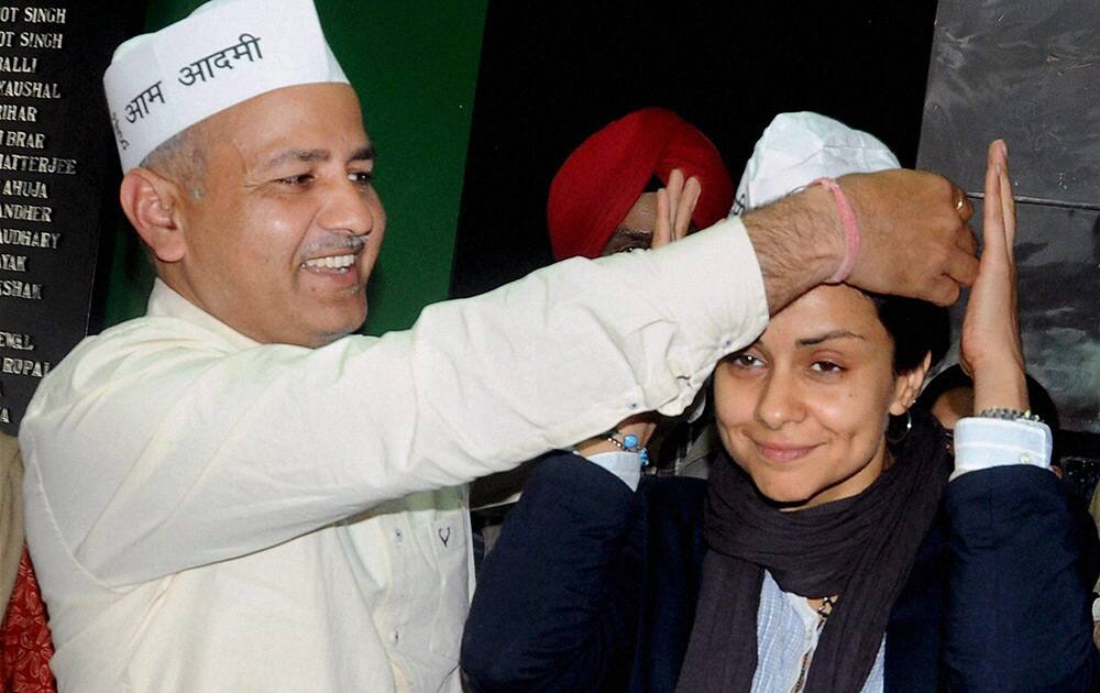 AAP leader Manish Sisodia offers a cap to actress Gul Panag who joined the party in Chandigarh on Thursday. Panag has been declared as The party`s candidate from the Chandigarh Lok Sabha seat.