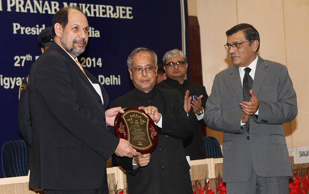 President Pranab Mukherjee felicitates Hormusji N. Cama on behalf of Bombay Chronicle, one of the founding members of The Indian Newspaper Society (INS) during its platinum jubilee celebrations in New Delhi.