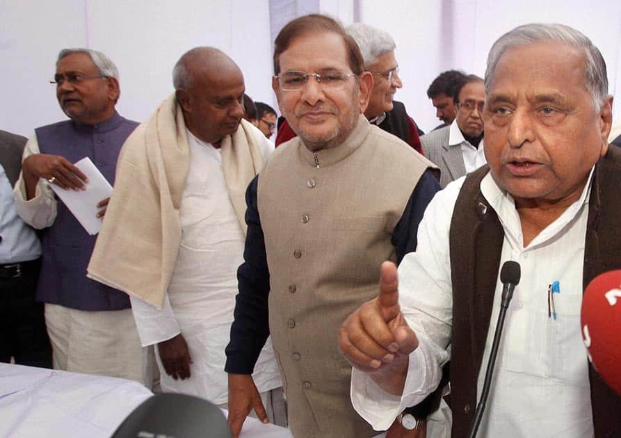 Samajwadi Party chief Mulayam Singh Yadav, Janta Dal(U) chief Sharad Yadav,JD(S) supremo HD Deve Gowda and Bihar CM Nitish Kumar during the third front meeting in New Delhi.