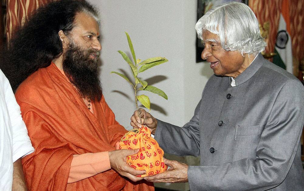 Former President APJ Abdul Kalam with President of Parmarth Niketan Rishikesh, Founder of Ganga Action Parivar (GAP) and Co-Founder of the Global Interfaith WASH Alliance (GIWA), Swami Chidanand Saraswati during a meeting in Rishikesh.