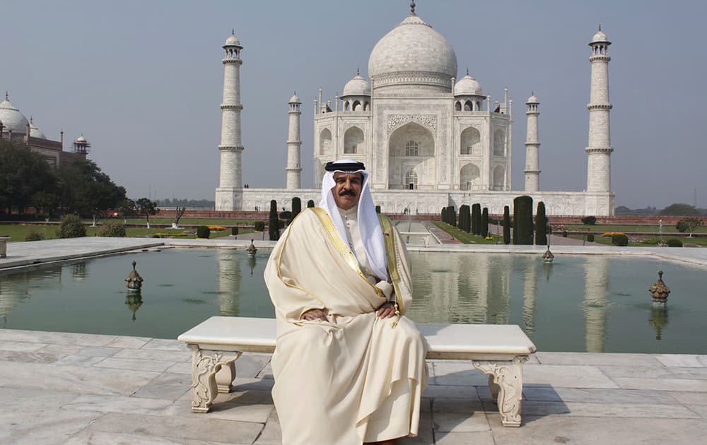 Bahrain King Hamad bin Isa Al Khalifa poses for photographs during a visit to the Taj Mahal monument in Agra.