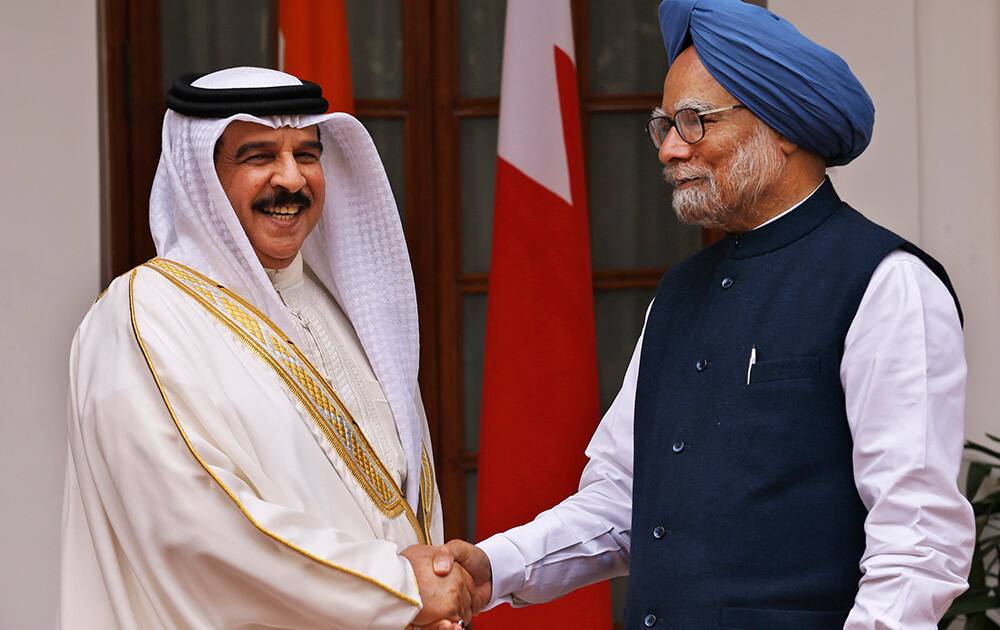 Indian Prime Minister Manmohan Singh poses with Bahrain`s King Hamad bin Isa Al Khalifa for photos before a meeting in New Delhi.
