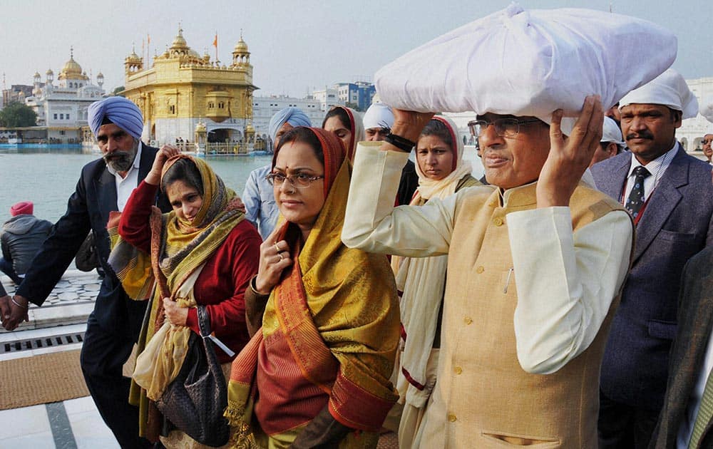 Madhya Pradesh Chief Minister Shivraj Singh Chouhan along with his wife paying obeisance at Golden temple in Amritsar.