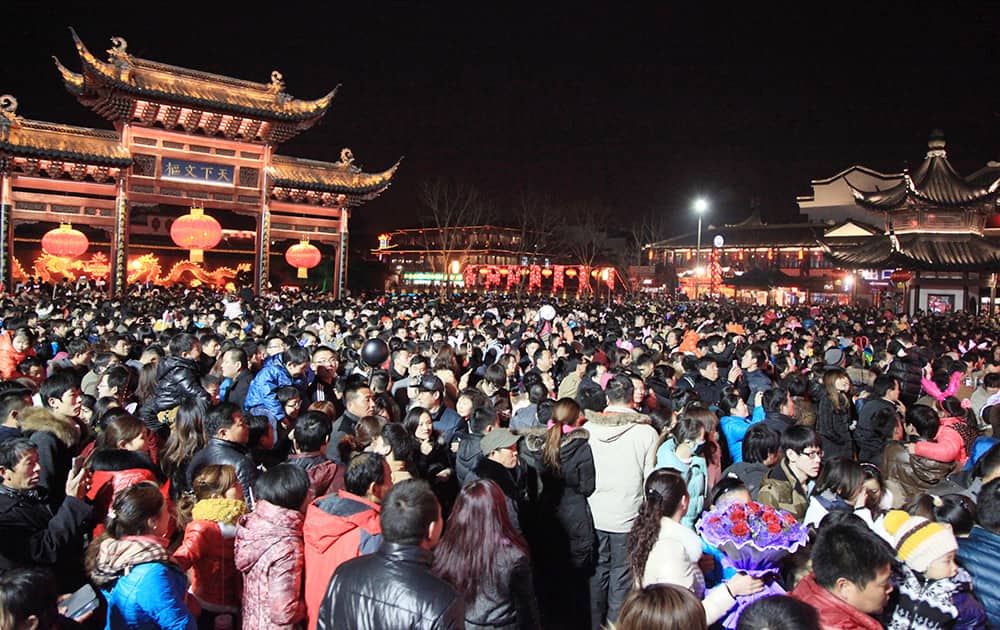 People visit the Confucius Temple to celebrate the Lantern Festival in Nanjing, in eastern China`s Jiangsu province. The Lantern Festival, held on the 15th day of the Chinese Lunar New Year, marks the end of the Spring Festival celebrations.