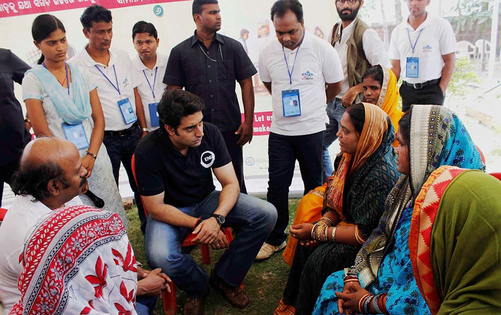 Abhishek Bachchan interacting with the people during his visit at Kunchapada cyclone shelter in Khurda.