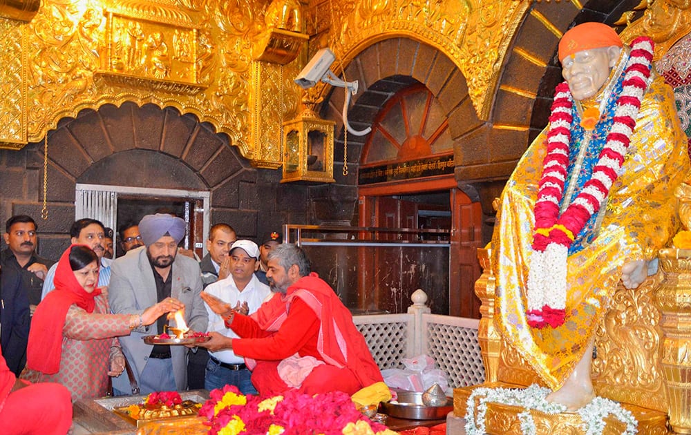 Chief of the Army Staff Gen Bikram Singh paying obeisance along with wife Surjeet Singh at Saibaba temple in Shirdi.