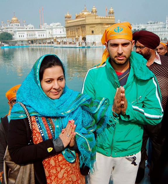 Yuvraj Singh along with his mother Shabnam Singh paying obeisance at Golden Temple in Amritsar.