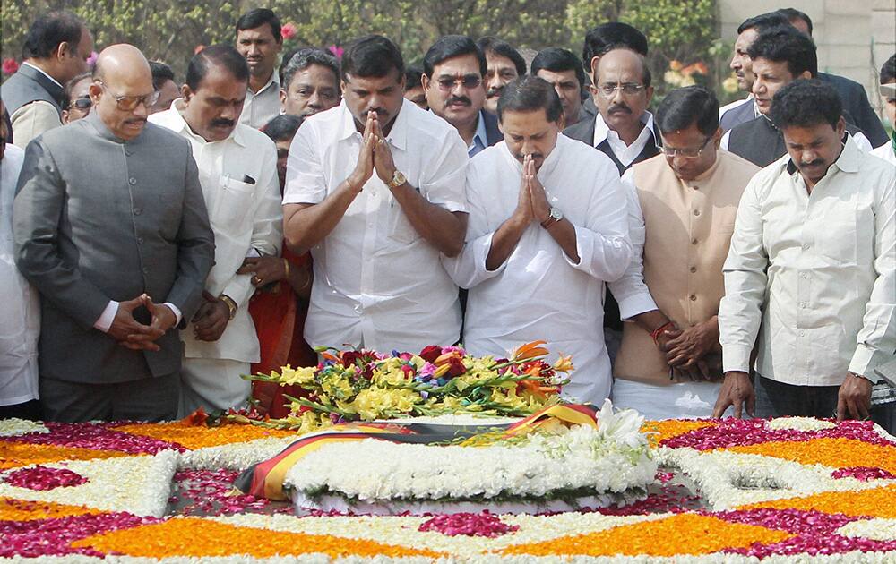 Andhra Pradesh Chief Minister N. Kiran Kumar Reddy along with state ministers pays homage to Mahatma Gandhi at Rajghat in New Delhi.