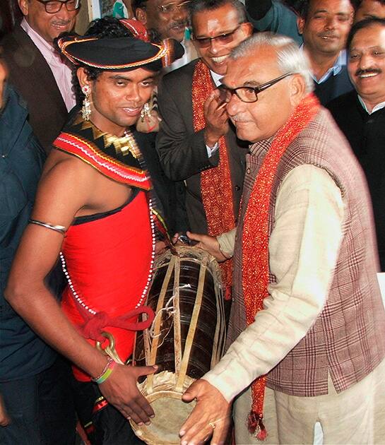 Haryana Chief Minister Bhupinder Singh Hooda beating dhol with an artist during inauguration of International Crafts Mela in Surjakund near Faridabad.