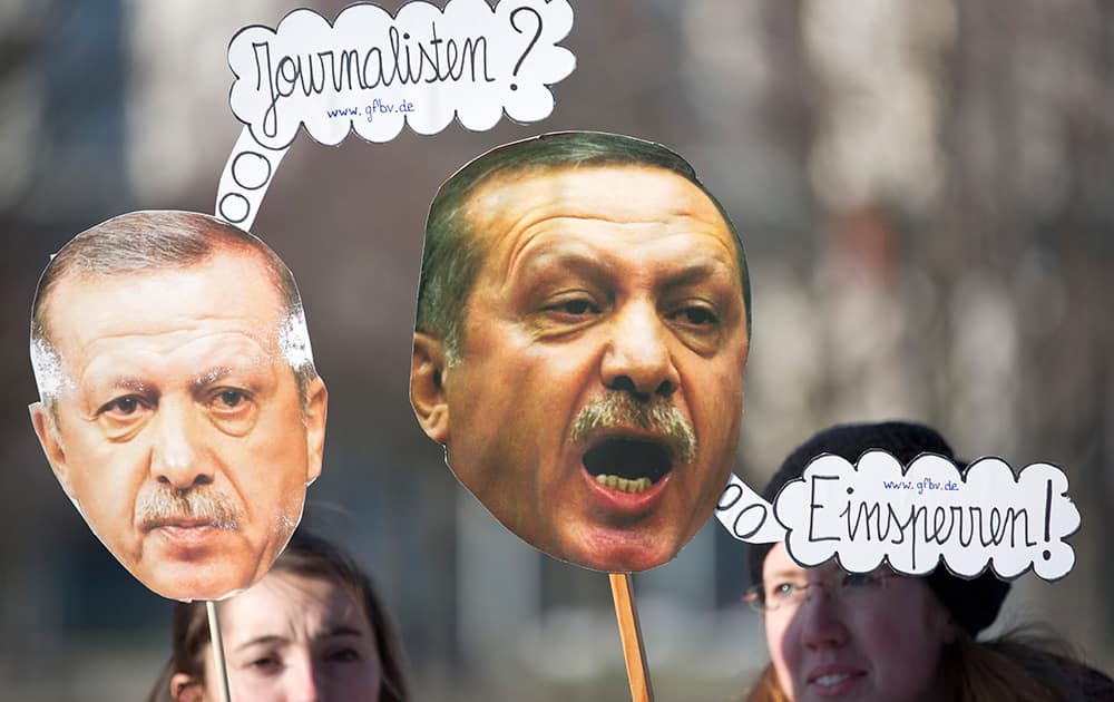 Activists of the `Gesellschaft fuer bedrohte Voelker` (Society for Threatened Peoples) protest for press freedom in Turkey in front of the Chancellery in Berlin.