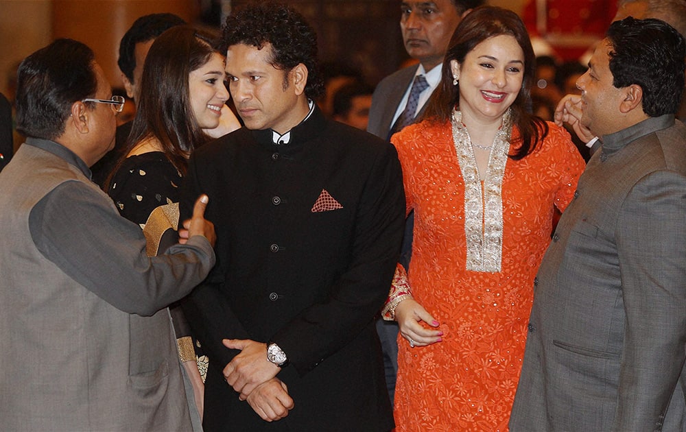 Legendary cricketer Sachin Tendulkar with wife Anjali and daughter Sara before being honoured with the Bharat Ratna, India`s highest civilian award, by President Pranab Mukherjee during the award ceremony at the Rashtrapati Bhavan in New Delhi.