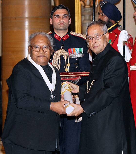 President Pranab Mukherjee confers the Bharat Ratna, India`s highest civilian award, on eminent scientist Chintamani Nagesa Ramachandra Rao during a ceremony at the Rashtrapati Bhavan in New Delhi.