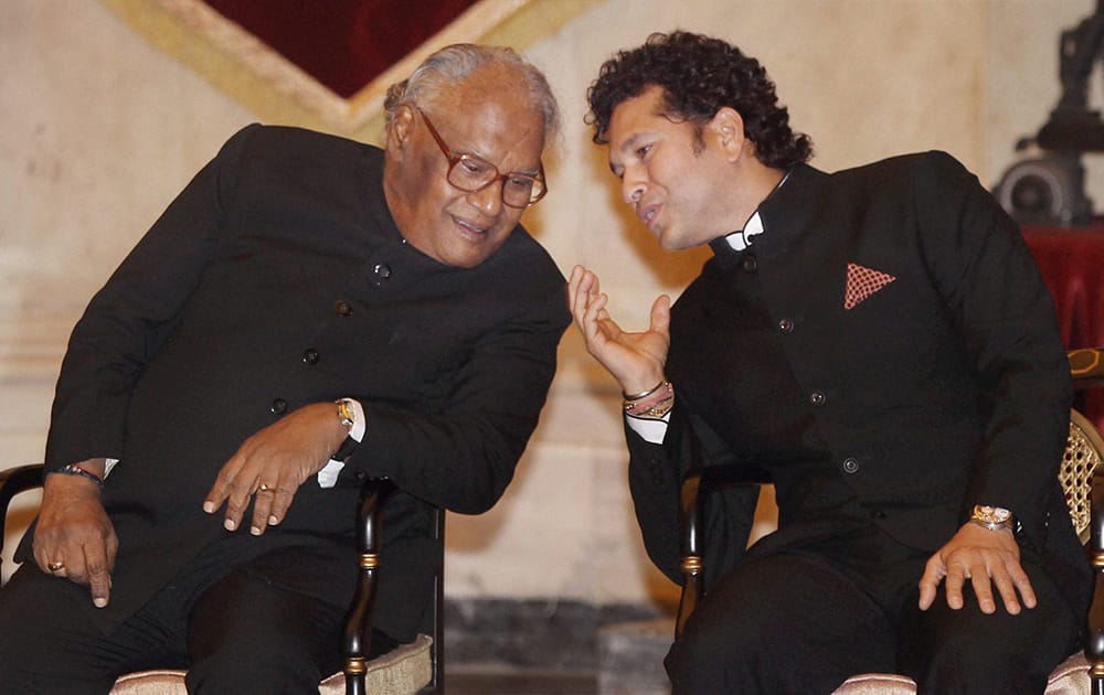 Legendary cricketer Sachin Tendulkar (R) and eminent scientist Chintamani Nagesa Ramachandra Rao before they were honoured with the Bharat Ratna, India`s highest civilian award, by President Pranab Mukherjee during an award ceremony at the Rashtrapati Bhavan in New Delhi.
