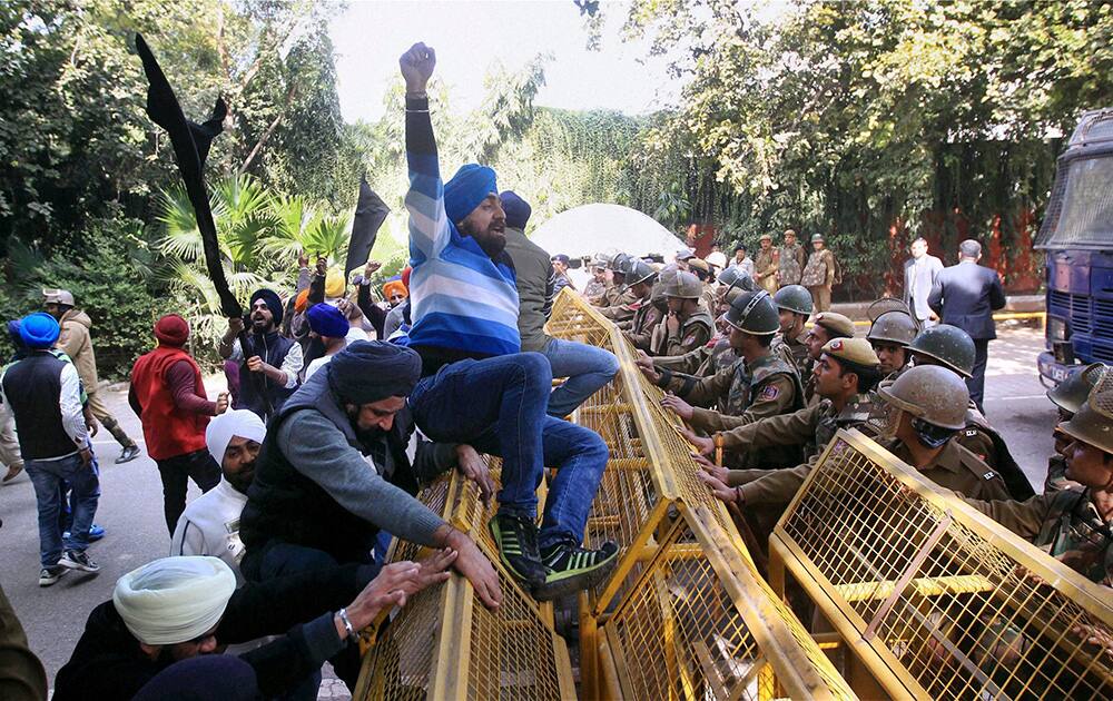 Police stop Sikh protesters during a protest against Congress Vice President Rahul Gandhi`s remarks on the 1984 riots outside his residence in New Delhi on Monday.