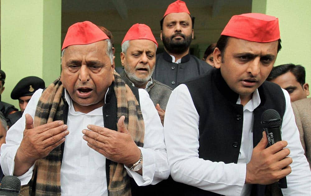 Samajwadi Party supremo Mulayam Singh Yadav and UP Chief Minister Akhilesh Yadav flagging off cycle yatra from SP office in Lucknow.