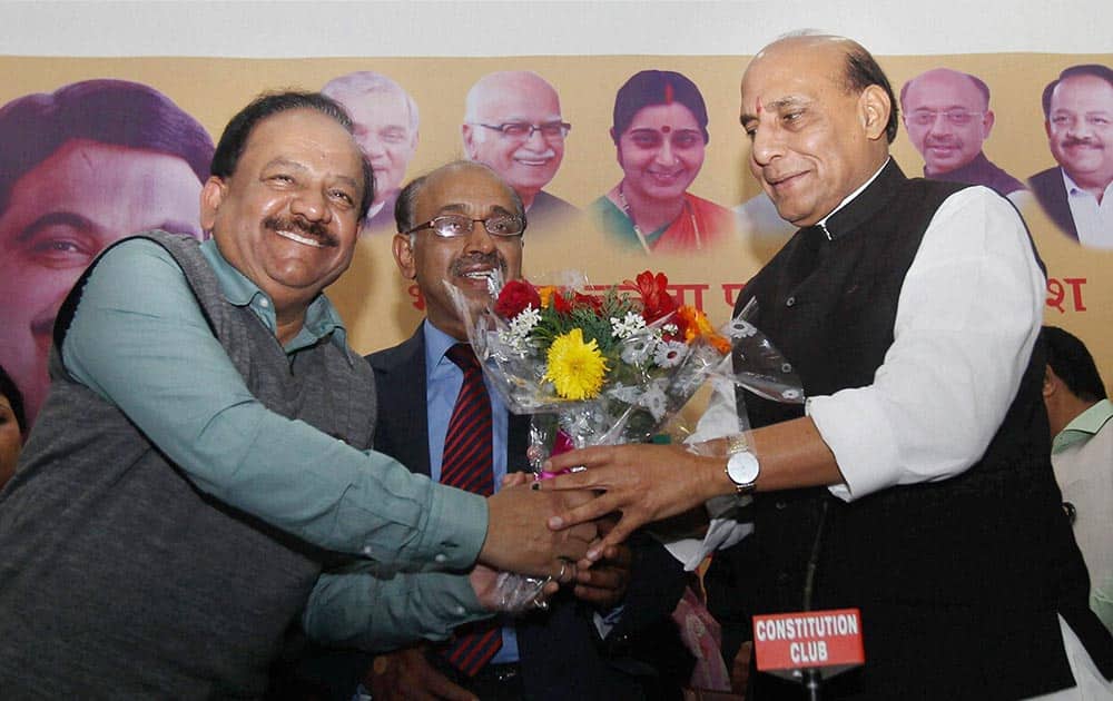 BJP President Rajnath Singh with Vijay Goel and Harsh Vardhan at the Party`s `Ek note kamal par vote` campaign launch, in New Delhi.