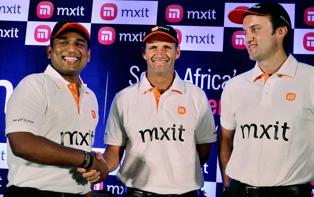 Mxit’s brand ambassador and renowned coach and cricketer Gary Kirsten at the Mxit India Launch in presence of Roger Grobler, Chairman, Mxit India and Sam Rufus Nallaraj, CEO, Mxit India in Hyderabad.