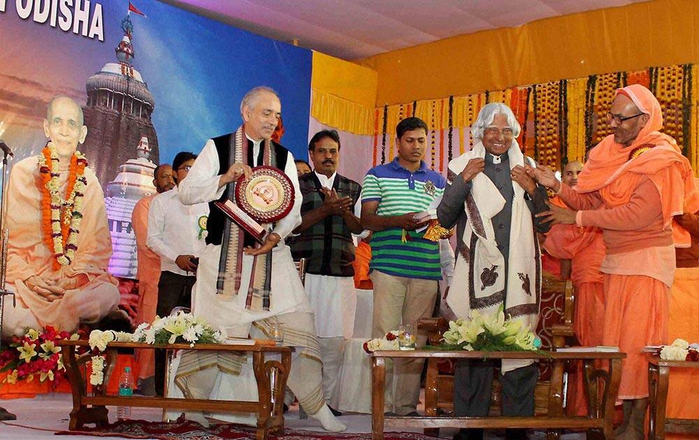 Puri King Gajapati Dibya Singha Dev and saints felicitate former President of India A P J Abdul Kalam during Swami Chidananda birth centenary celebration in Bhubaneswar.