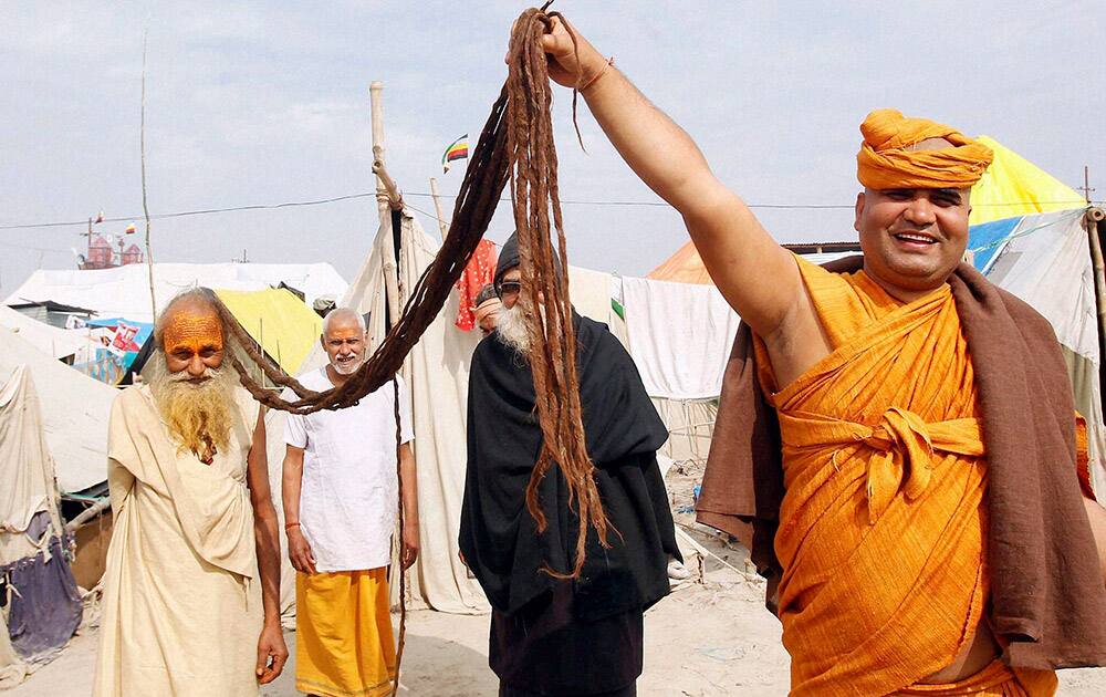Sankaracharya Swami Adhokchajanand showing a sadhu`s 9 ft long hair at Magh Mela in Allahabad.