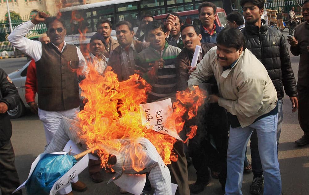 BJP activists burning an effigy of AAP leader Prashant Bhushan in front of Vidhan Bhawan in Lucknow.