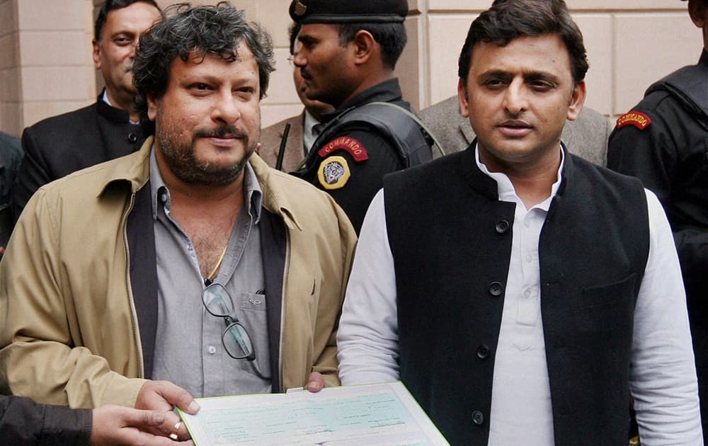 Uttar Pradesh Chief Minister Akhilesh Yadav handing over a cheque of Rs 1 crore to film director Tigmanshu Dhulia for the movie.