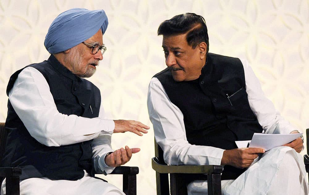 Prime Minister Manmohan Singh with Maharashtra CM Prithviraj Chavan during the inauguration of Chatrapati Shivaji International Airport`s Terminal 2 in Mumbai.