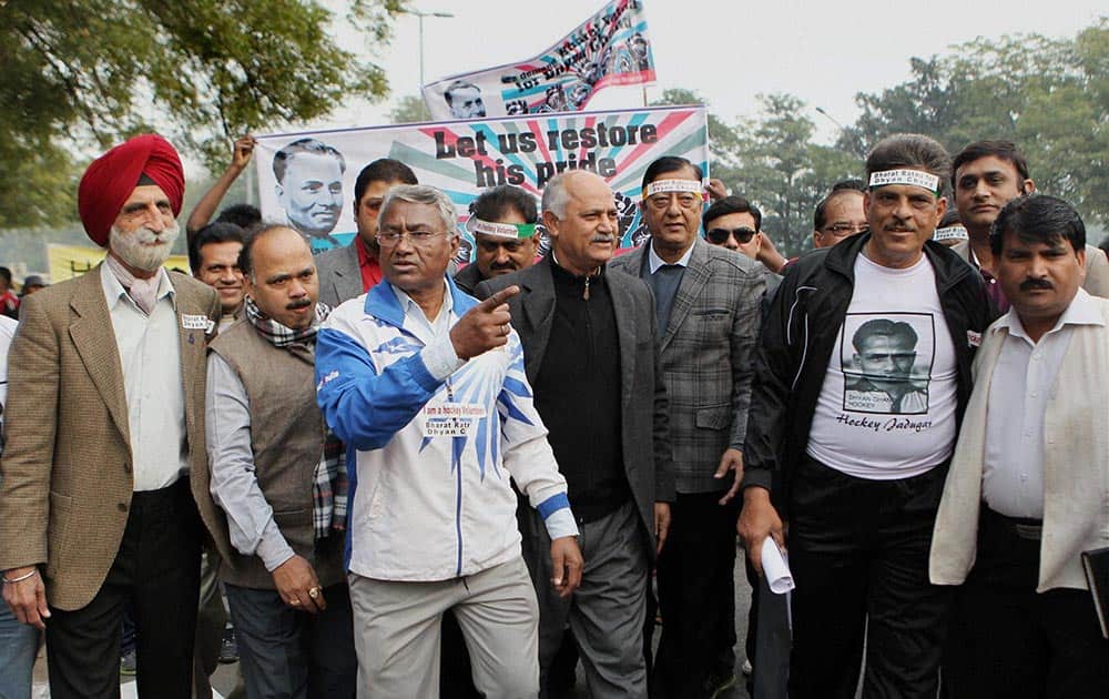 Olympian Ashok Kumar and Former India captain Zafar Iqbal along with supporters of Hockey Citizen Group protests demanding for honouring hockey legend Dhyan Chand with Bharat Ratna.