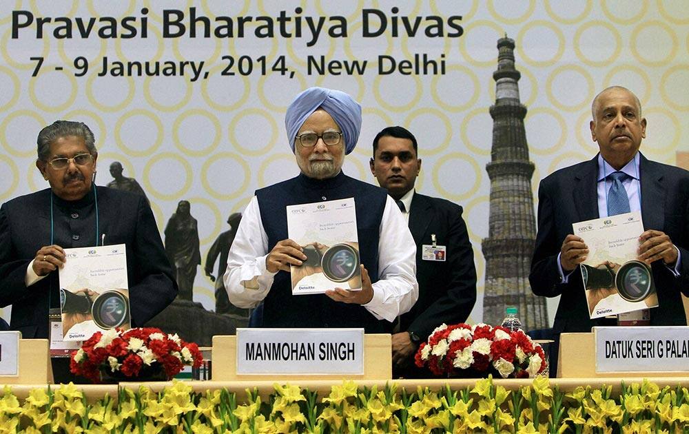Prime Minister Manmohan Singh with Minister of Natural Resources & Environment and President of the Malaysian Indian Congress, Datuk Seri. G.Palanivel and Union Minister for Overseas Indian Affairs, Vayalar Ravi release the book.